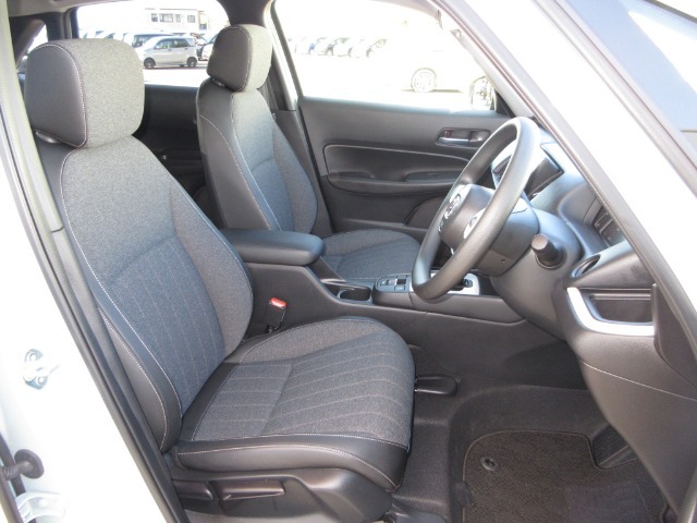 運転席には高さ調整ができる『シートハイトアジャスター機能』が付いています！　これなら小柄な方にも大柄な方にも自分にぴったりの運転姿勢がとれますね～！