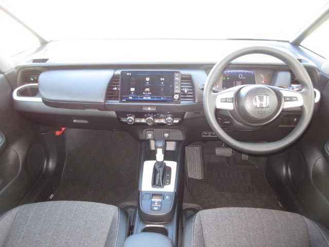 握りやすいハンドルには、オーディオコントロールとクルーズコントロールスイッチが装備されており、ハンドルから手を離さずに操作が出来ます。感覚で操作ができて便利で安全ですね！