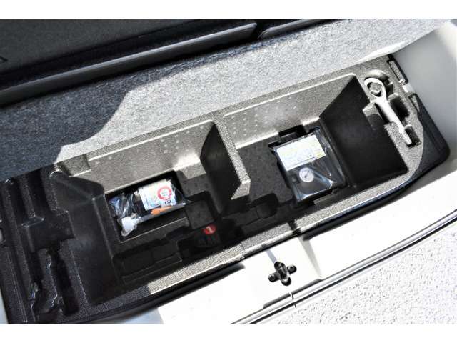 ラゲッジルーム下に収納スペース！洗車道具やレスキューキットなどの収納に便利です！