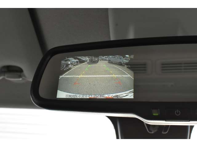 バック連動のモニターを装備☆シフトレバーをバックに入れるとルームミラーのモニターに表示■後方視界は良好で車庫入れをしっかりサポートします