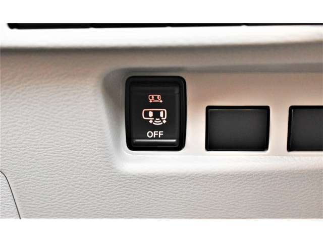 【助手席側ハンズフリーオートスライドドア】荷物などで両手がふさがっていても、スマートキーを携帯している状態で、助手席側スライドドアの下に足先をスッと入れてサッと引くだけで、ドアが自動で開閉します。