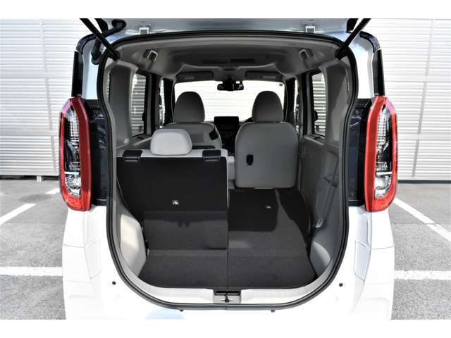 分割可倒式リヤシート。積む荷物にあわせて手軽にシートアレンジを楽しめます。