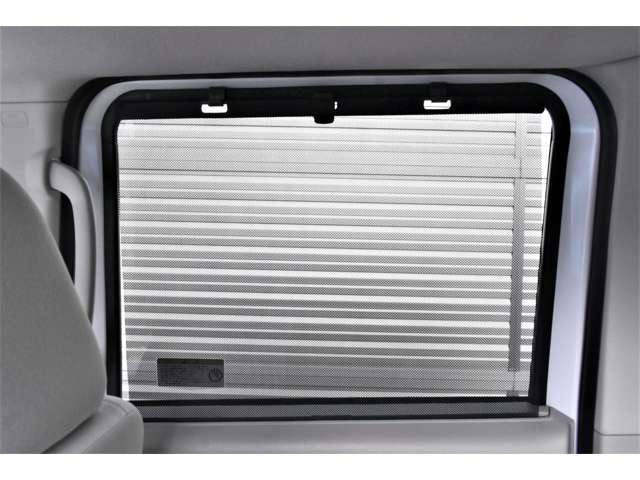 後席を視線や外光からガードするロールアップスクリーン！