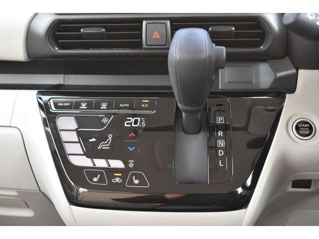 つややかで上品質のタッチパネル式オートエアコンを標準装備！スマートフォンの様な操作性＆高い視認性＆わかりやすい操作音で使いやすいですよ♪