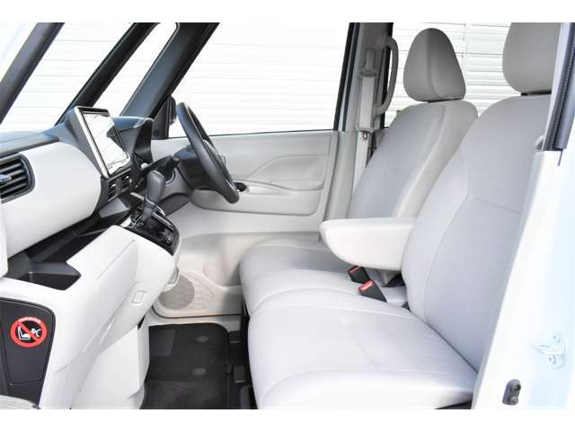 大きなベンチシートで足元もヒロビロ■大型シートで座り心地は快適♪中央には肘掛が付いてゆったりドライブ♪