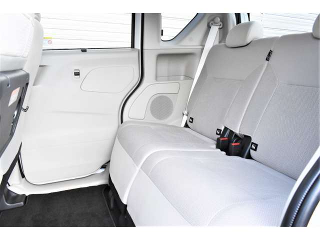 高いルーフで開放感タップリ！後席もスライド＆リクライニングできます！