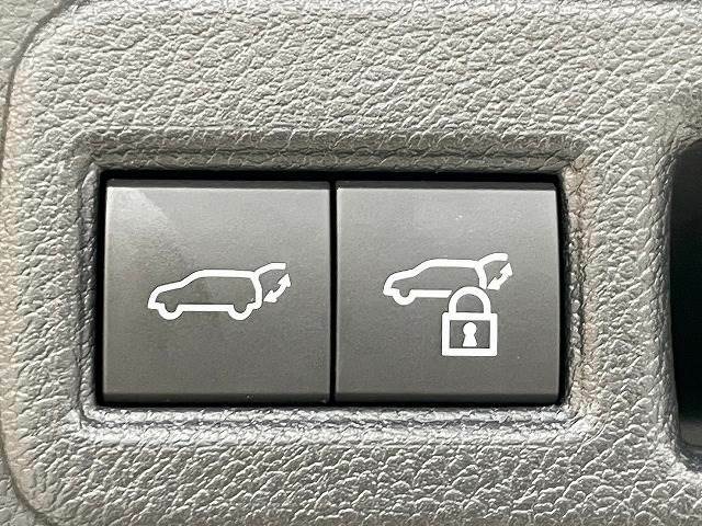 【電動リアゲート】ボタンひとつで大きなゲートも簡単に開閉可能です。背の高いSUV、ミニバンにあると嬉しいですね。