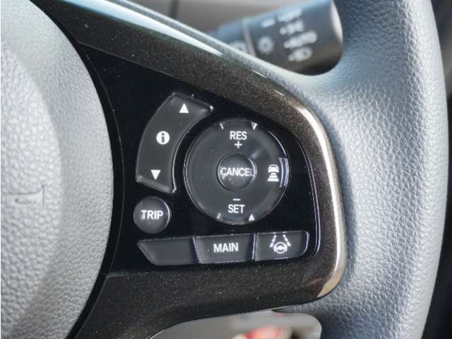 【アダプティブクルーズコントロール】予め設定した車速内でクルマが自動的に加減速。前走車との適切な車間距離を維持しながら追従走行します。【LKAS】車線維持支援システムでステアリング操作を支援。