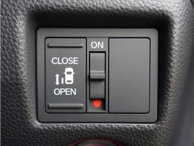 ◆片側電動スライドドア◆狭い駐車場でも乗り降りが楽々♪お子様が隣の車にドアを当ててしまう心配もございません！小さなお子様連れの方もこれで安心。