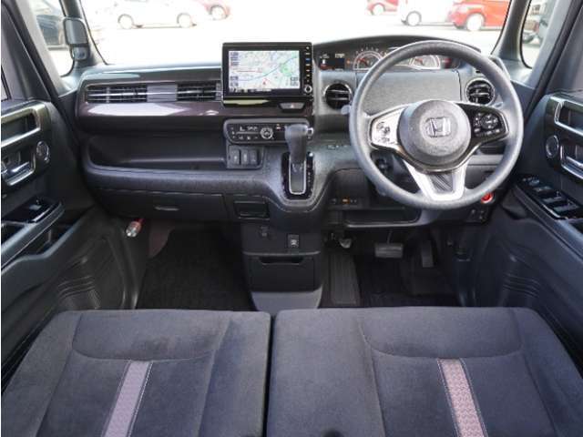 視界広々で非常に運転しやすくロングドライブでも疲れを感じさせないすっきりとまとまったインパネ周りです。