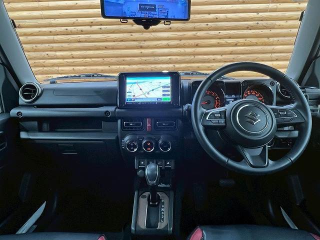 アイポイントが高く、非常に見晴らしの良いコックピットはロングドライブに最適。一度乗ったら病みつきです。