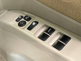 【電動格納ミラー】サイドミラーは電動格納式となっており、狭い駐車場でもキズがつくリスクを抑えられます。