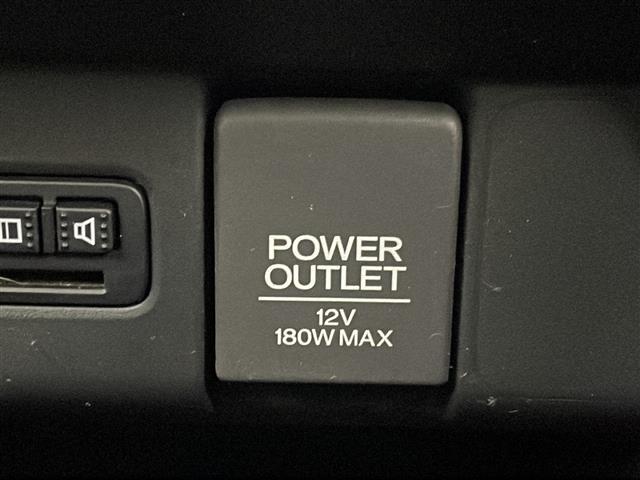 【シガーソケット(アクセサリーソケット)】車内で利用する電気製品の電源として広く利用できます！アダプターを入れることで、スマートフォンの充電なども可能です！
