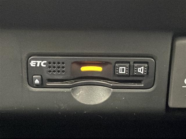 【ビルトインETC】有料道路を利用する際に料金所で停止することなく通過できる、ETC車載器（ノンストップ自動料金収受システム機器）が装備されています。セットアップを行うことで利用可能になります。