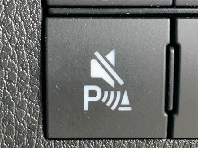 【コーナーセンサー】センサーをクルマの前方に装備しています。障害物までの距離に応じて警告音を変えてお知らせするので、縦列駐車時や駐車場・車庫などでの取り回しをサポートします。