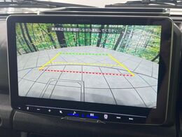 【バックカメラ】駐車時に後方がリアルタイム映像で確認できます。大型商業施設や立体駐車場での駐車時や、夜間のバック時に大活躍！運転スキルに関わらず、今や必須となった装備のひとつです！