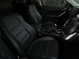 黒革シートとなっており、高級感あふれる車両となっております！シート自体にも綺麗や汚れ等も見受けられずとても綺麗な状態となっております！購入後も快適にお乗り頂けます！