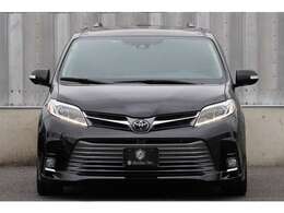 この精悍な顔つきは国産ミニバンとは一味違います