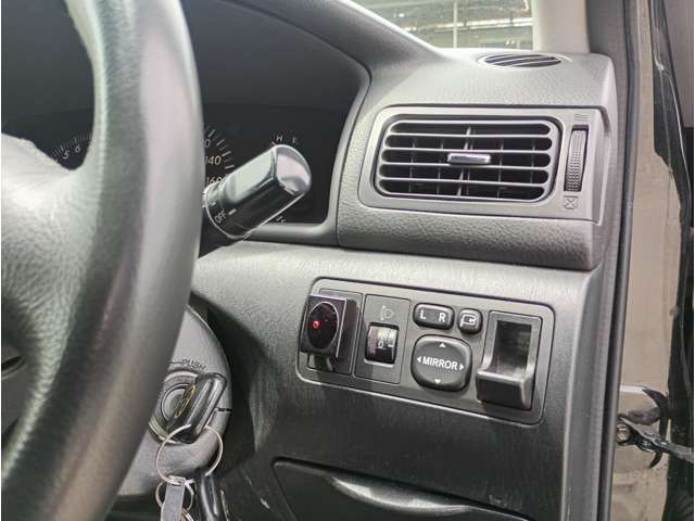 この時代の車でしたらこんなもんですという装備です。こういうので良いのです、正直エアコンとかも全部レバーダイヤルで操作したい部類の旧時代の人間なもので…タッチタイプの凹凸のないボタンスイッチは許せません