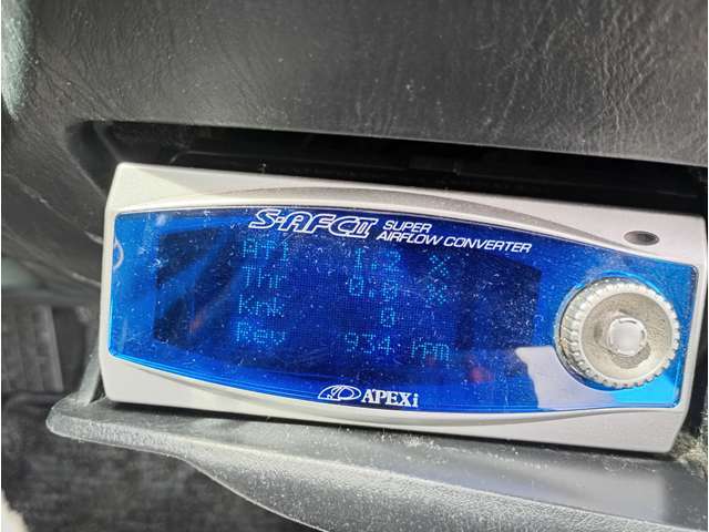 懐かしいカスタムパーツがついています。特についているから何が良いというわけではありませんがつけられるとなるとつけたくなる、そういう類のパーツでしたね。黙ってECU書き換えに出したほうが幸せになれるかも…