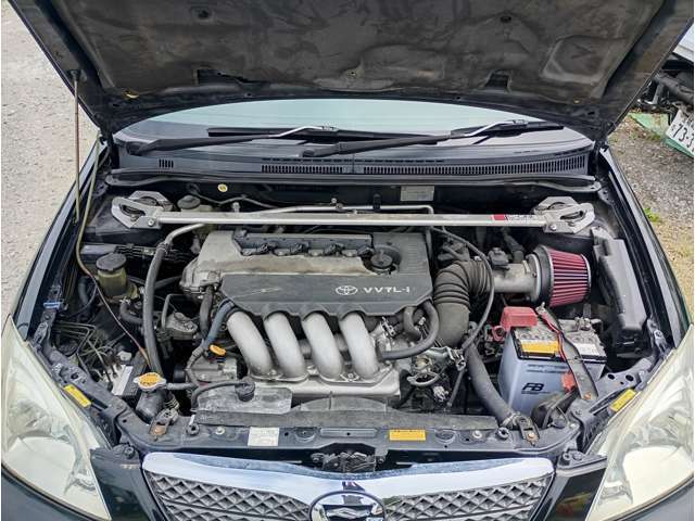 残念ながら社外のエアクリーナーがついています。吸気音をうるさくしたいという理由以外でつけるメリットがありませんのでもし純正部品を見つけられれば交換しようと思いますが…(;_;)