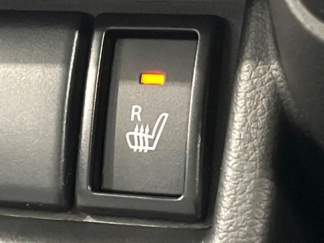 【シートヒーター】寒い日に重宝するシートヒーター！エアコンより早く温まってくれるので寒がりの人も安心ですね♪エアコンの温風は乾燥するから苦手、という方にもをおすすめです。