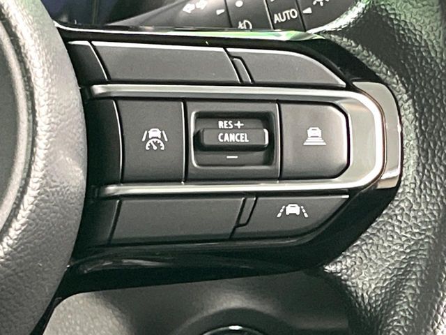 【アダプティブクルーズコントロール】高速道路での長距離走行が楽に！！自動で速度を保つクルーズコントロールが、衝突軽減システムと連携し、前方の車両を感知して車間を保つように速度調節してくれます！！