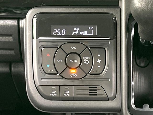 【オートエアコン】一度お好みの温度に設定すれば、車内の温度を検知し風量や温度を自動で調整。暑い…寒い…と何度もスイッチ操作をする必要はありません。快適な車内空間には必須の機能ですね♪
