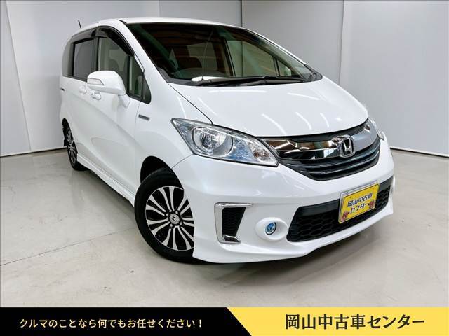 大きなフロントガラスと高めのシート位置で前方の視界が広く、周囲の確認がしやすい設計です。ハンドル操作も軽くて小回りがきくので、狭い道や駐車場でも安心。運転に慣れていない方や女性でも運転しやすい車。