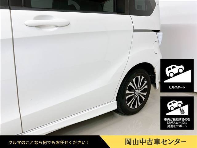 ヒルスタートアシスト機能装備。坂道発進も安心。坂道発進時にペダルを踏みかえる際の後退を一時的に防止。坂道での渋滞や駐車場のスロープなどでも安心感のある発進が可能。初心者や運転が苦手な方をサポート。