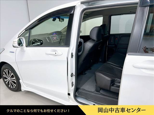 低床設計と電動スライドドアの組み合わせで、乗り降りがとてもラクに。小さなお子様や高齢の方でも安心して乗車でき、ファミリー層から高い支持を得ています。狭い駐車場でもドアの開け閉めがスムーズ。