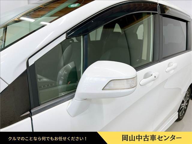 スマートキーを持っていれば、ドアハンドルに軽く触れるだけで施錠・解錠が可能なタッチセンサー付きドアを採用。キーを取り出す必要がないので、荷物を持っている時やお子様を抱えている時もスムーズに乗り降り。