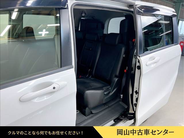 スライドドアは運転席スイッチ、スマートキー、室内ボタン、ドアノブ操作に対応。運転席から同乗者の乗降をコントロールできるため、送迎やお迎え時にもとても便利で、安全性にも配慮された設計です。