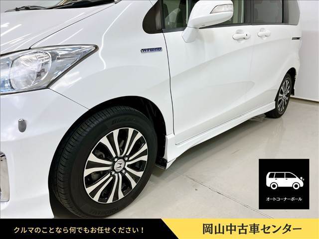 運転席から車の左前の端を把握しやすくするための補助ポール「オートポール」装備。狭い場所でのすれ違いや縁石との接触防止をサポート。車内からボタン操作でオート伸縮。ぶつからないをサポート。