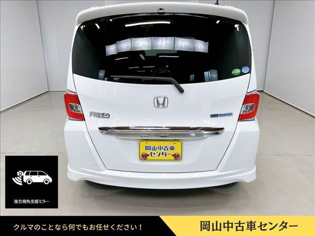 後方視角支援ミラーは室内のハイマウントストップランプ下側に装備、後方の死角を減らすミラー。おおよその車幅と、自車と対象物の位置関係を示す黄色の補助線とあわせ、後退時の安心感をサポート。