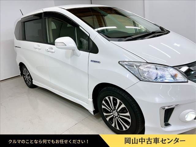 ヒルスタートアシスト機能装備。坂道発進も安心。坂道発進時にペダルを踏みかえる際の後退を一時的に防止。坂道での渋滞や駐車場のスロープなどでも安心感のある発進が可能。初心者や運転が苦手な方をサポート。