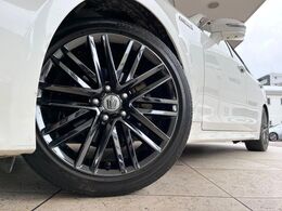 【純正オプション18インチアルミホイール】純正オプションホイールを装着。走行性能の向上に加え、外観もよりスタイリッシュになっています。