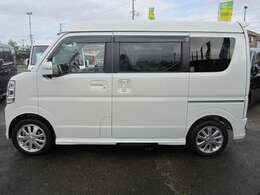 4WDターボ/ハイルーフ/HIDヘッドライト/オートステップ/スマートキー/シートヒーター/車線逸脱システム/衝突軽減ブレーキ/両側電動スライドドアなど装備しています。