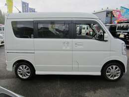 4WDターボ/ハイルーフ/HIDヘッドライト/オートステップ/スマートキー/シートヒーター/車線逸脱システム/衝突軽減ブレーキ/両側電動スライドドアなど装備しています。