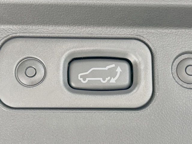 【パワーバックドア】スマートキーや運転席のボタンを押すだけでリアゲートが自動で開閉します！荷物を持っている時や、高い位置にあるバックドアを閉める際に便利な機能です♪