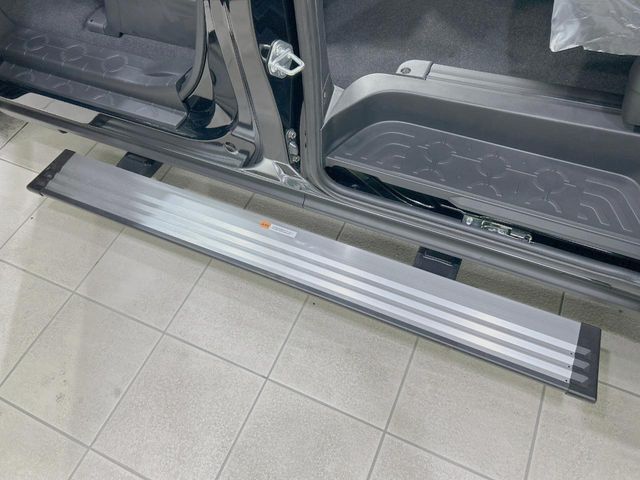 【電動サイドステップ】車高の高いお車でも、これがあれば小さいお子様の乗り降りも楽々♪スライドドアと連動して作動する為、煩わしい操作は不要です！