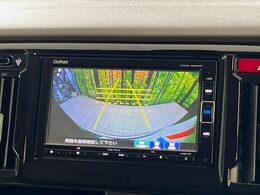 【バックカメラ】駐車時に後方がリアルタイム映像で確認できます。大型商業施設や立体駐車場での駐車時や、夜間のバック時に大活躍！運転スキルに関わらず、今や必須となった装備のひとつです！