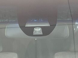 【シティブレーキアクティブシステム】低速走行中に前方の車両等を認識し、衝突しそうな時は警報とブレーキで衝突回避と被害軽減をアシスト。より安全にドライブをお楽しみいただけます。