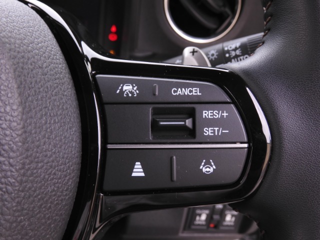 ◆アダプティブクルーズコントロール◆予め設定した車速内でクルマが自動的に加減速。前走車との適切な車間距離を維持しながら追従走行します。【LKAS】車線維持支援システムでステアリング操作を支援。