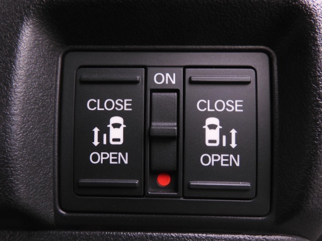 ◆両側電動スライドドア◆狭い駐車場でも乗り降りが楽々♪お子様が隣の車にドアを当ててしまう心配もございません！小さなお子様連れの方もこれで安心。