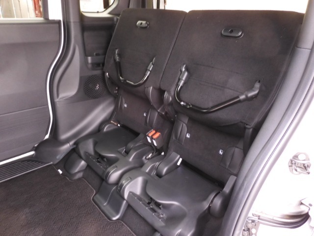 ◆チップアップ＆ダイブダウン機構付リアシート◆倒して、はね上げて。変化するシートで空間を乗る人に合わせて有効に使えます！