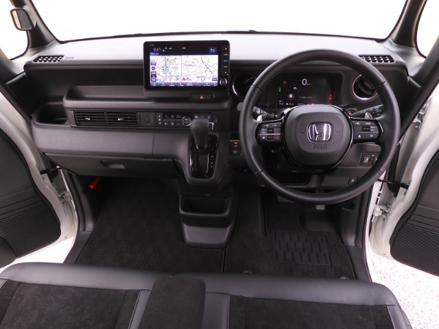 ◆視界広々で非常に運転しやすくロングドライブでも疲れを感じさせないすっきりとまとまったインパネ周りです。