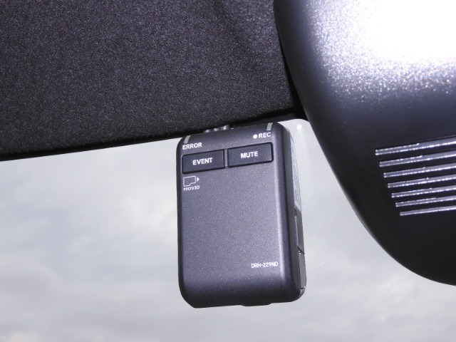 ◆ドライブレコーダー◆映像・音声などを記録する自動車用の装置です。　もしもの事故の際の記録はもちろん、旅行の際の思い出としてドライブの映像を楽しむことができます。