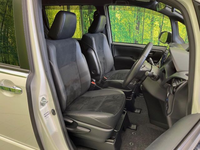 【ハーフレザーシート】高級感と座り心地を両立した人気のシート♪背面・座面のファブリック素材は、通気性の良さや滑りにくさに優れています。気温や服装に左右されず快適にお乗りいただけます。