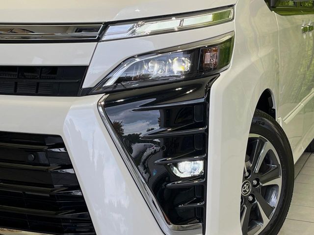 【LEDヘッドライト】悪天候や夜間走行時も良好な視界を確保し安心して運転できる高輝度LEDヘッドライトを装備！点灯速度が早く、消費電力も抑えられています。